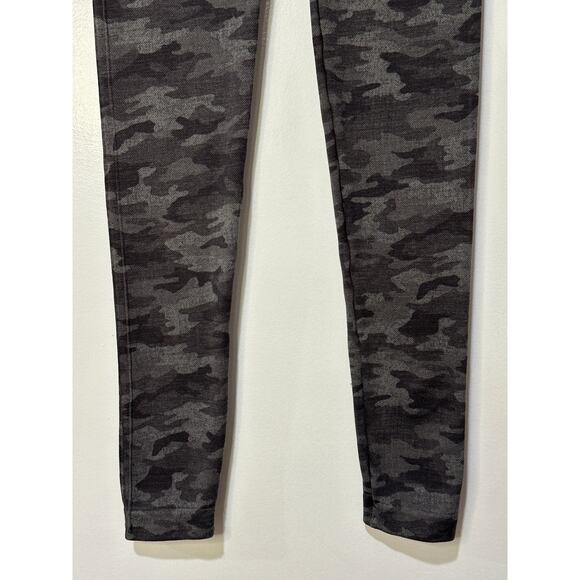 SPANX Look At Me Now Seamless Shapewear Gray Camo Cropped Leggings EUC - Picture 10 of 10